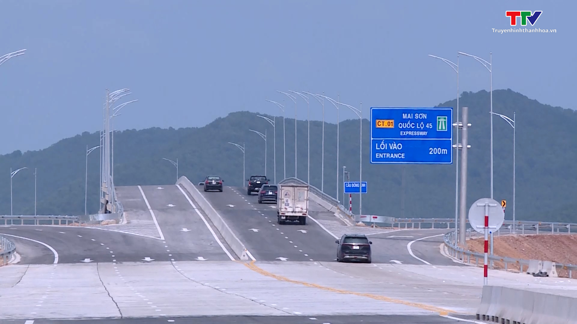 Cần tuân thủ quy định phân luồng giao thông trên đường cao tốc Bắc Nam, đoạn Mai Sơn- quốc lộ 45 - Ảnh 2.