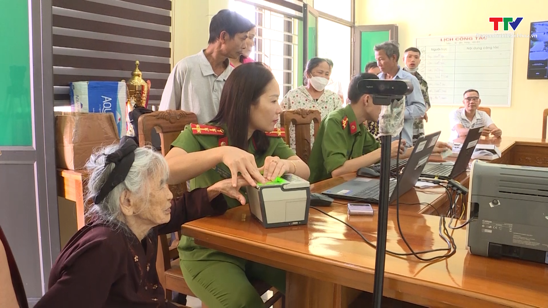 Thanh Hóa: Phấn đấu hoàn thành cấp căn cước công dân cho hơn 77.000 trường hợp trước ngày 1/7 - Ảnh 2. Thanh Hóa: Phấn đấu hoàn thành cấp căn cước công dân cho hơn 77.000 trường hợp trước ngày 1/7 - Ảnh 2.