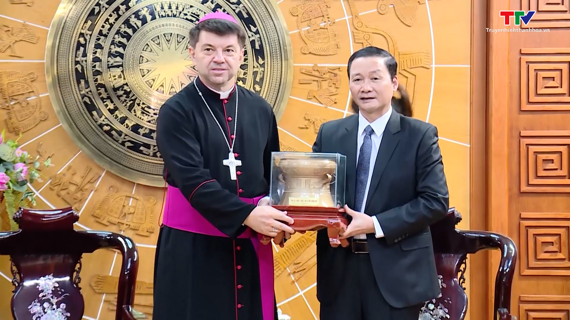 Chủ tịch UBND tỉnh tiếp xã giao Tổng Giám mục Marek Zalewski - Ảnh 2.