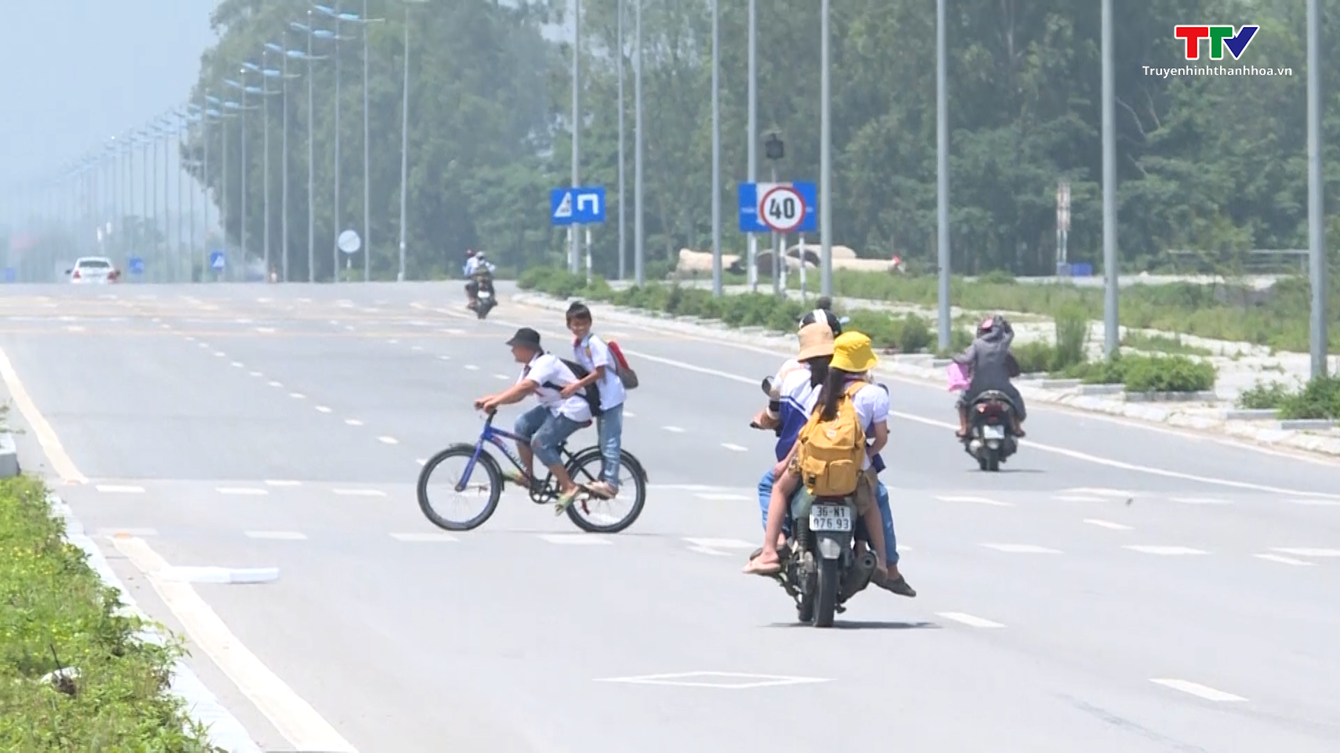 Cần nâng cao ý thức tham gia giao thông trên tuyến đường nối thành phố Sầm Sơn với Khu kinh tế Nghi Sơn - Ảnh 2.