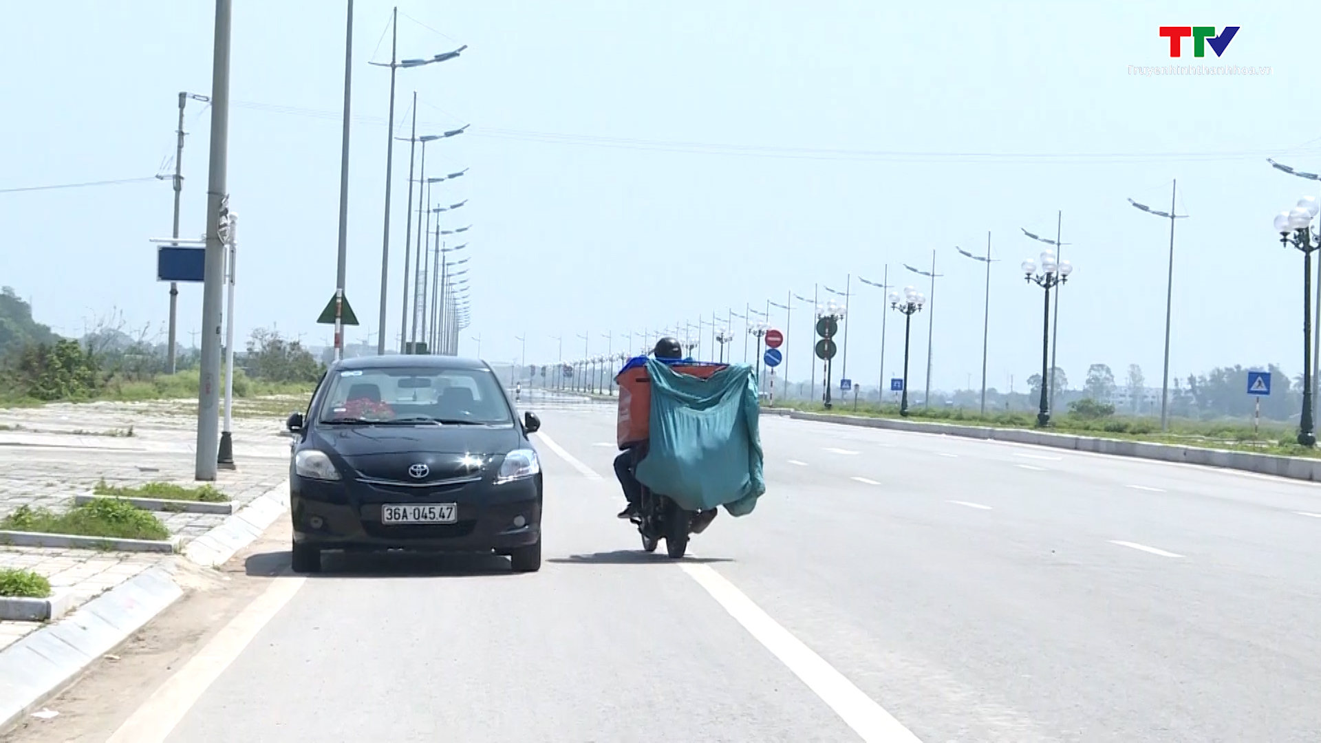 Cần nâng cao ý thức tham gia giao thông trên tuyến đường nối thành phố Sầm Sơn với Khu kinh tế Nghi Sơn - Ảnh 3.