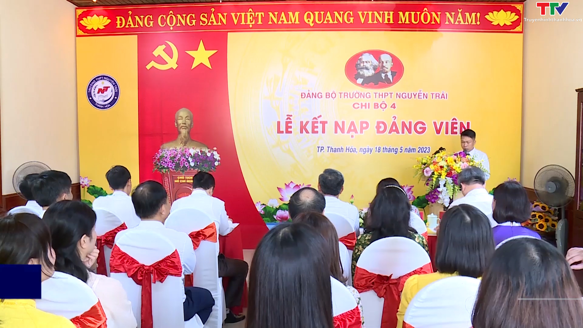 Đảng bộ trường THPT Nguyễn Trãi tổ chức lễ kết nạp Đảng tại Khu văn hóa tưởng niệm Chủ tịch Hồ Chí Minh - Ảnh 2.