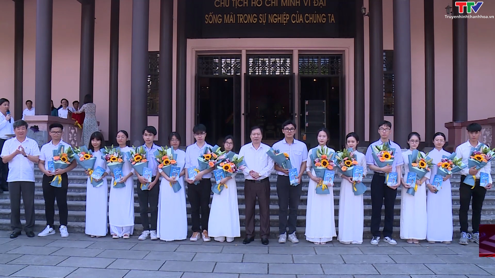 Đảng bộ trường THPT Nguyễn Trãi tổ chức lễ kết nạp Đảng tại Khu văn hóa tưởng niệm Chủ tịch Hồ Chí Minh - Ảnh 3.