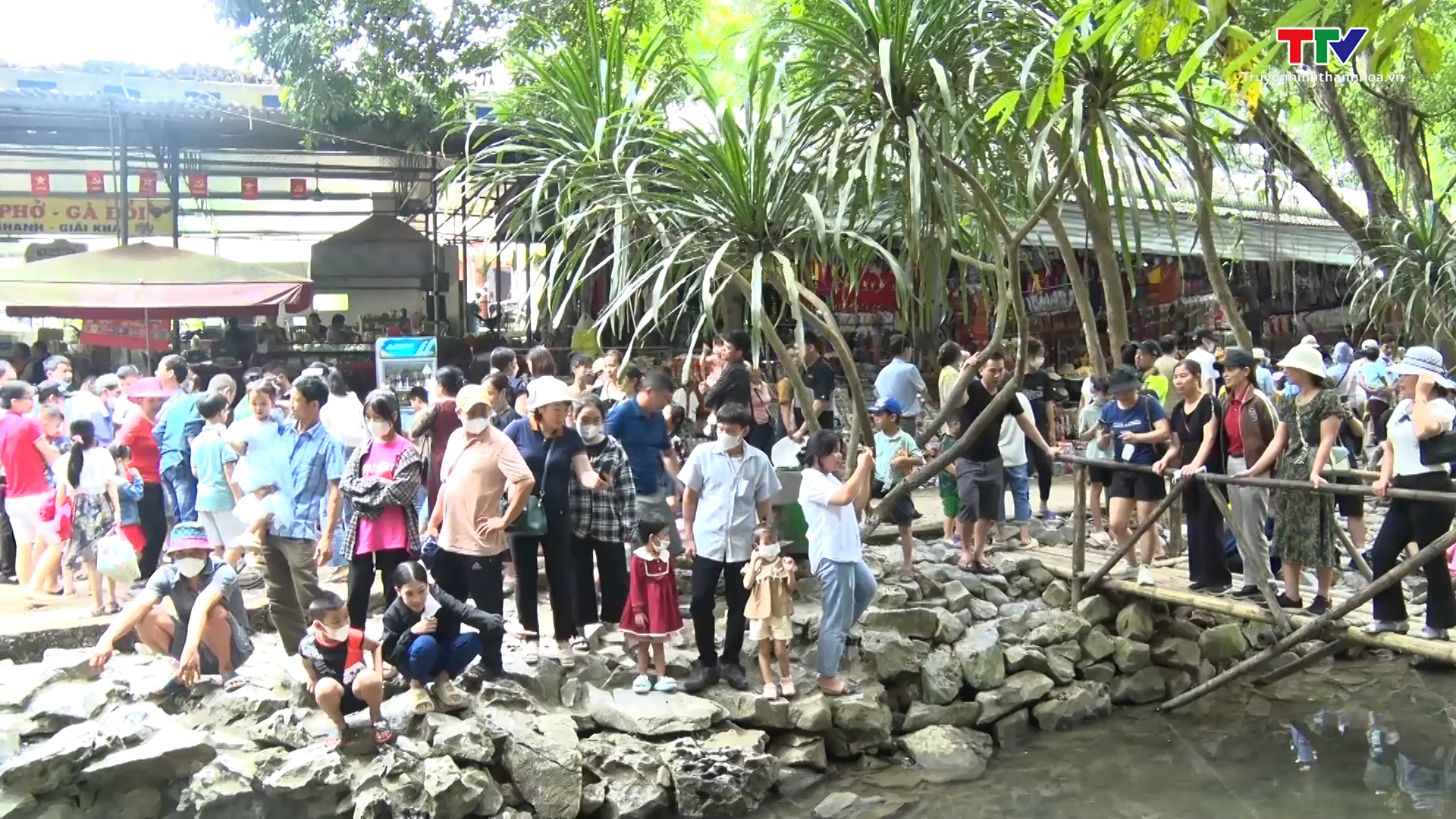 Hàng nghìn lượt khách đổ về khu du lịch suối cá thần Cẩm Lương dịp nghỉ lễ - Ảnh 2.