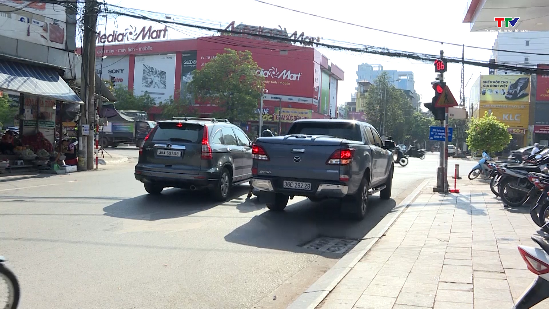 Biển báo hiệu đèn đỏ cho phép các phương tiện được rẽ phải tại thành phố Thanh Hoá không phát huy hiệu lực - Ảnh 5.