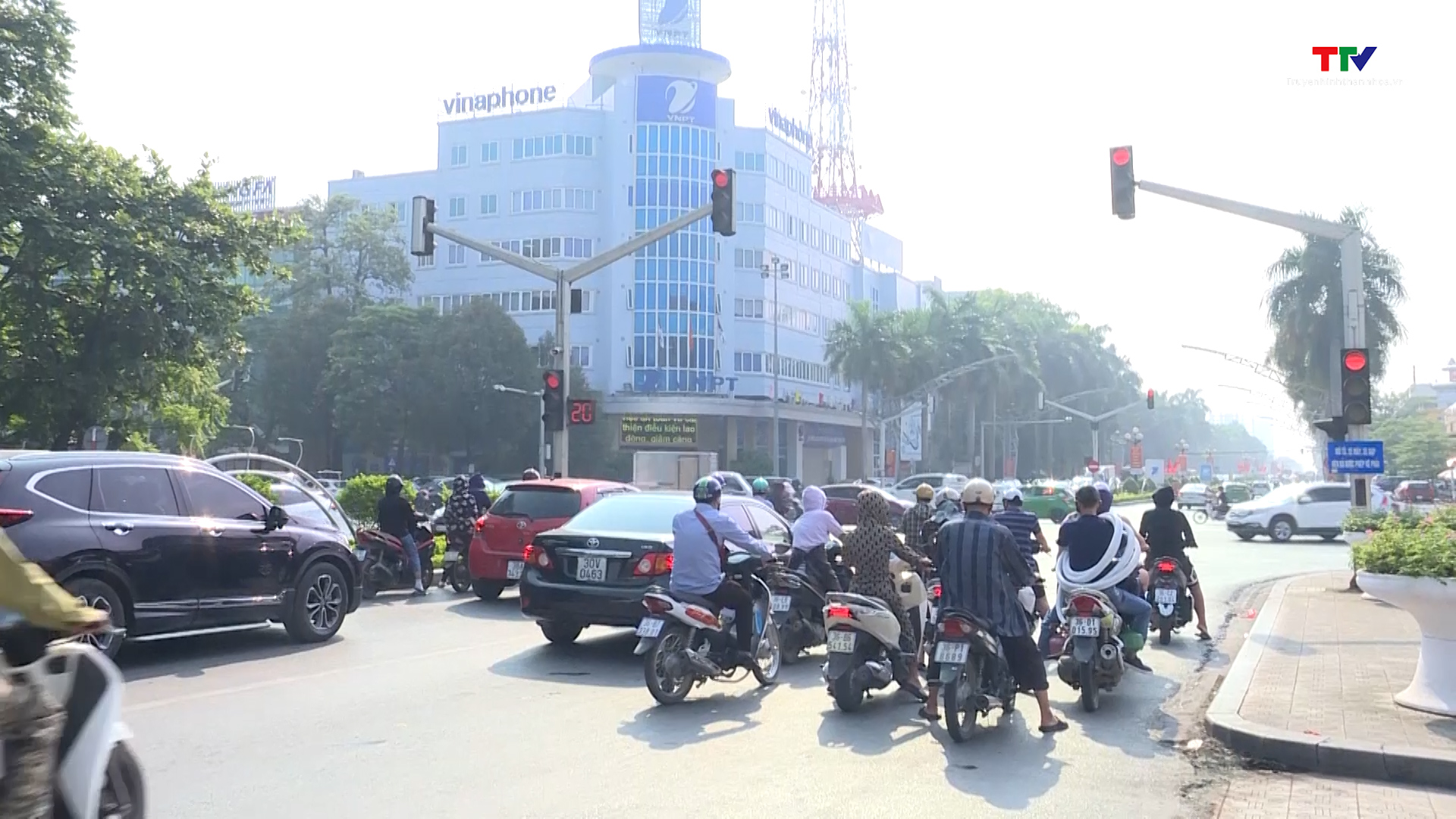 Biển báo hiệu đèn đỏ cho phép các phương tiện được rẽ phải tại thành phố Thanh Hoá không phát huy hiệu lực - Ảnh 2.