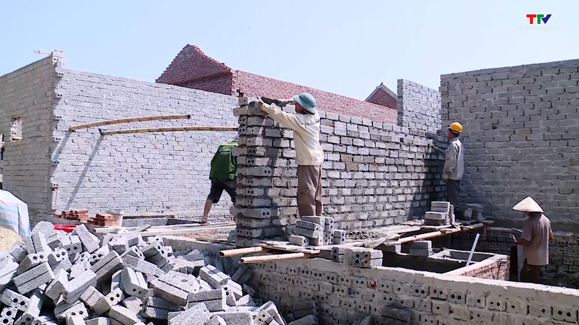 Huyện Thiệu Hóa phấn đấu đến ngày 30/6 hoàn thành xây dựng nhà ở cho đồng bào sinh sống trên sông  - Ảnh 2.