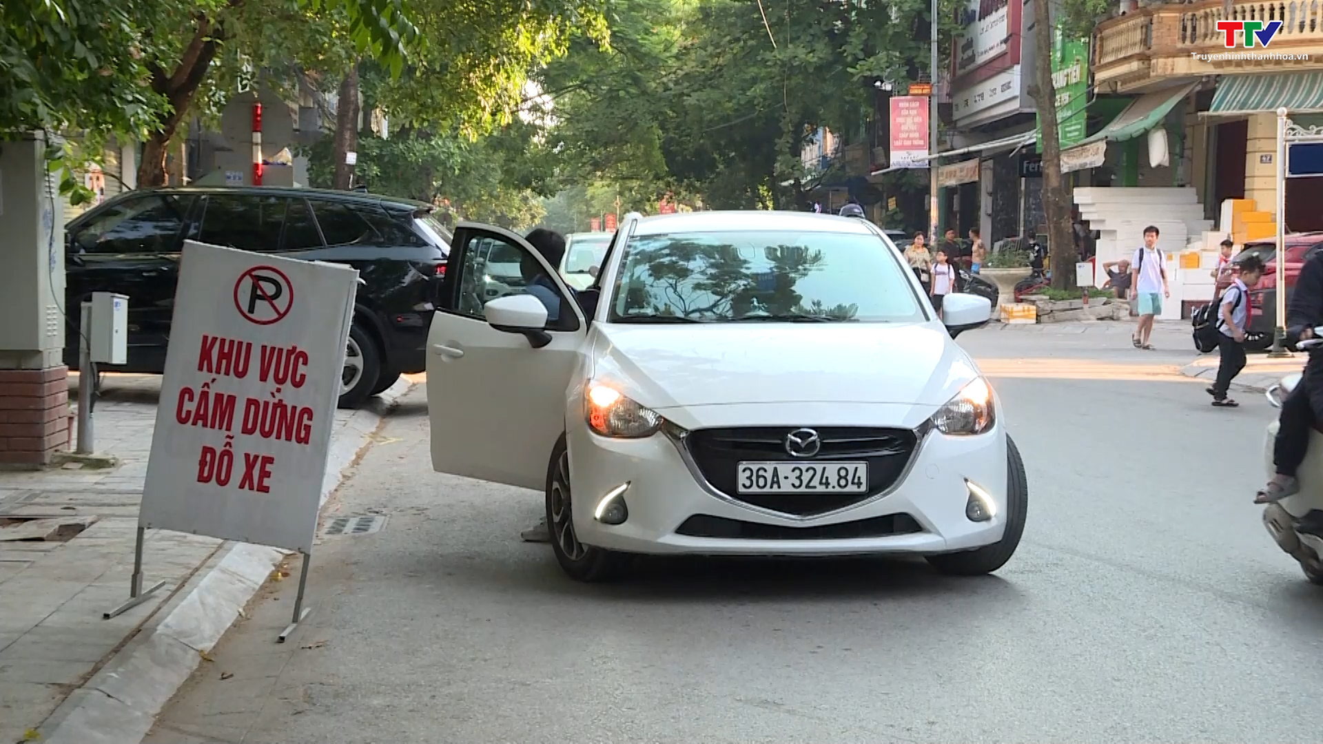 Cần có giải pháp chấn chỉnh tình trạng dừng, đỗ xe sai quy định tại thành phố Thanh Hoá  - Ảnh 2.