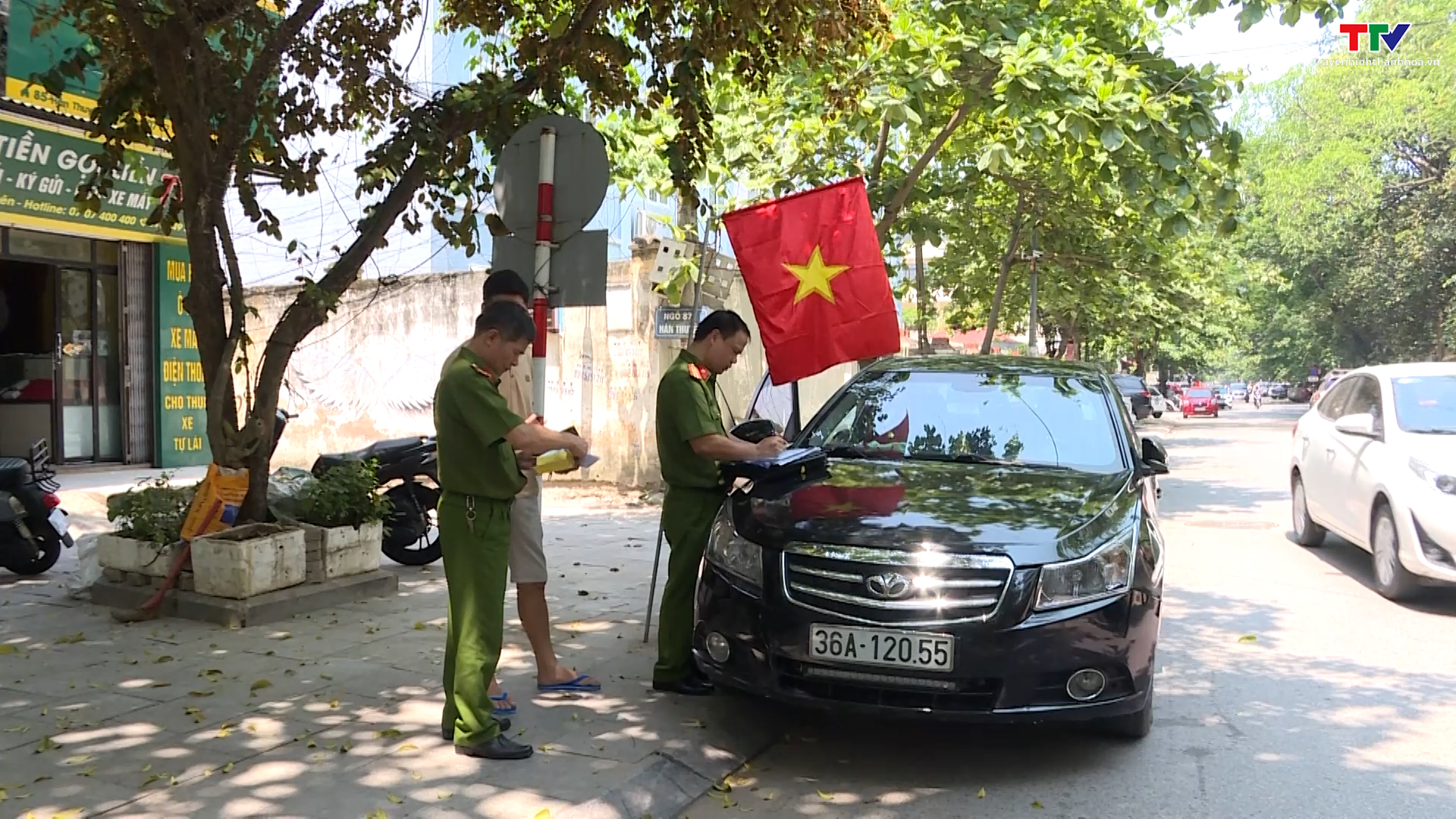 Cần có giải pháp chấn chỉnh tình trạng dừng, đỗ xe sai quy định tại thành phố Thanh Hoá  - Ảnh 5.