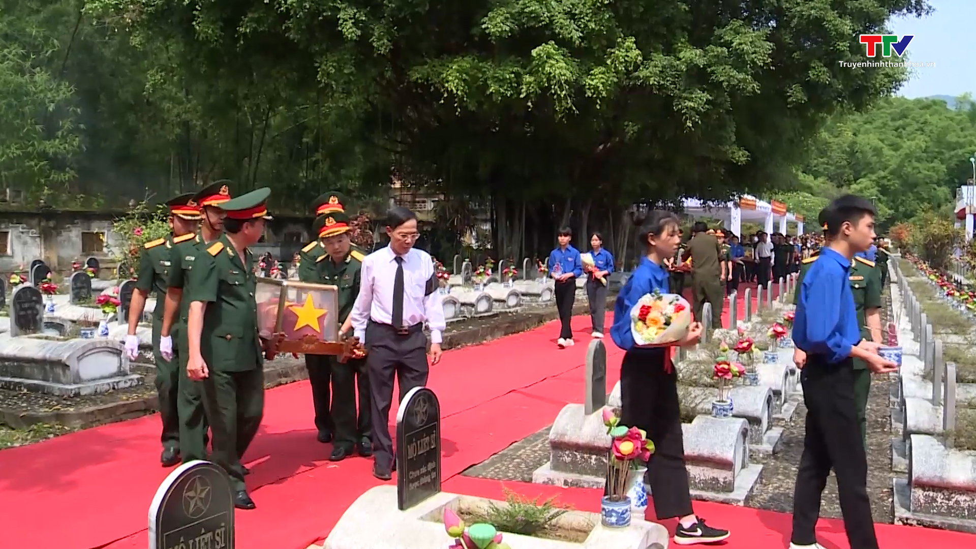 Lễ truy điệu và an táng hài cốt liệt sỹ quân tình nguyện và chuyên gia Việt Nam hy sinh tại nước  Cộng hoà dân chủ Nhân dân Lào - Ảnh 2.