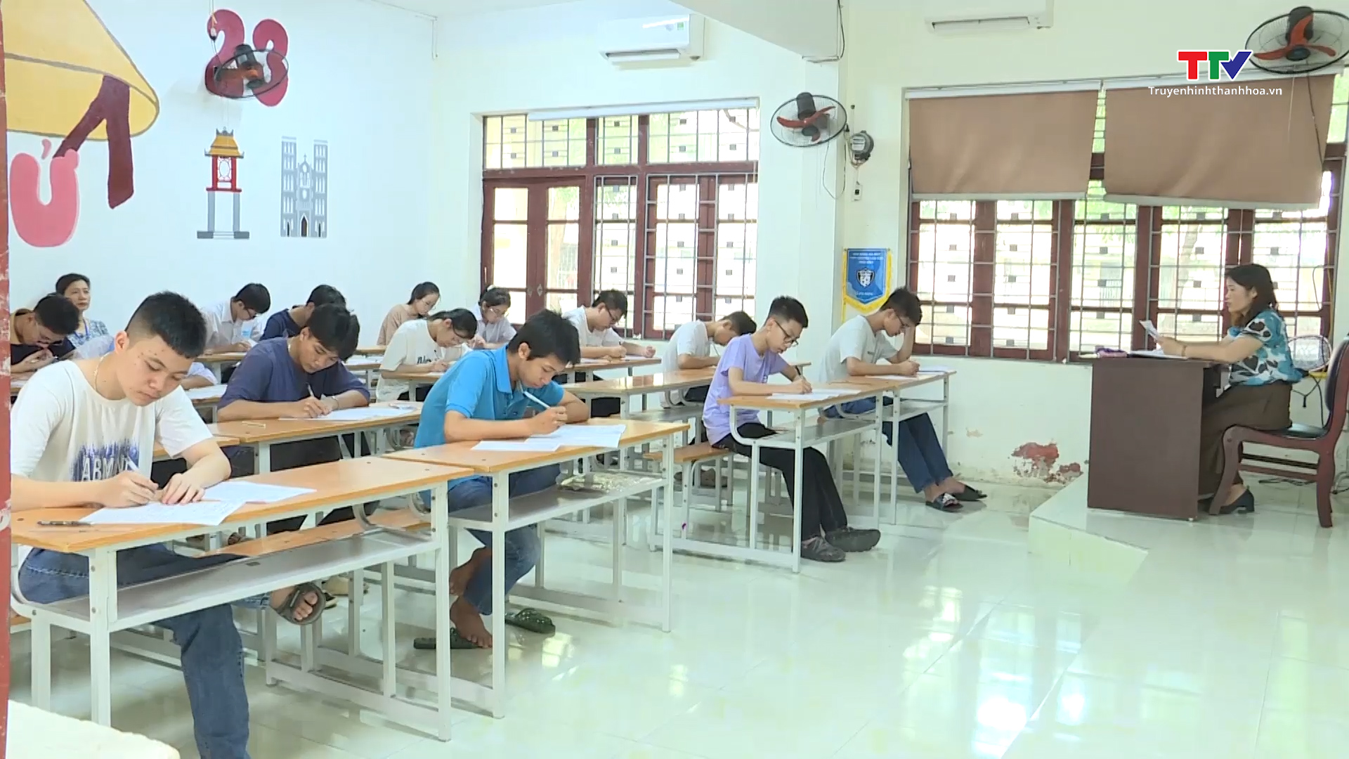 1 thí sinh vi phạm quy chế trong ngày thi đầu tiên vào lớp 10 trường Trung học phổ thông chuyên Lam Sơn - Ảnh 2.