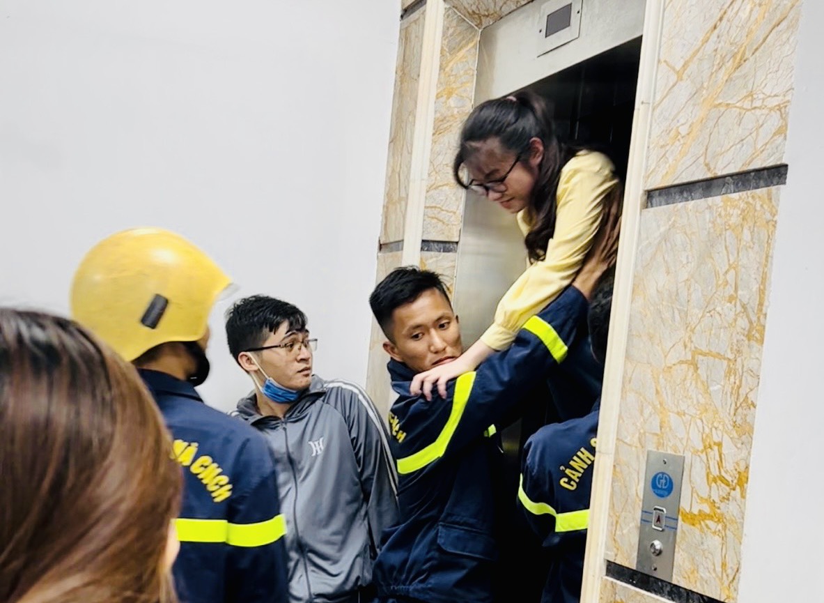 Kịp thời giải cứu 4 học sinh mắc kẹt trong thang máy - Ảnh 2.