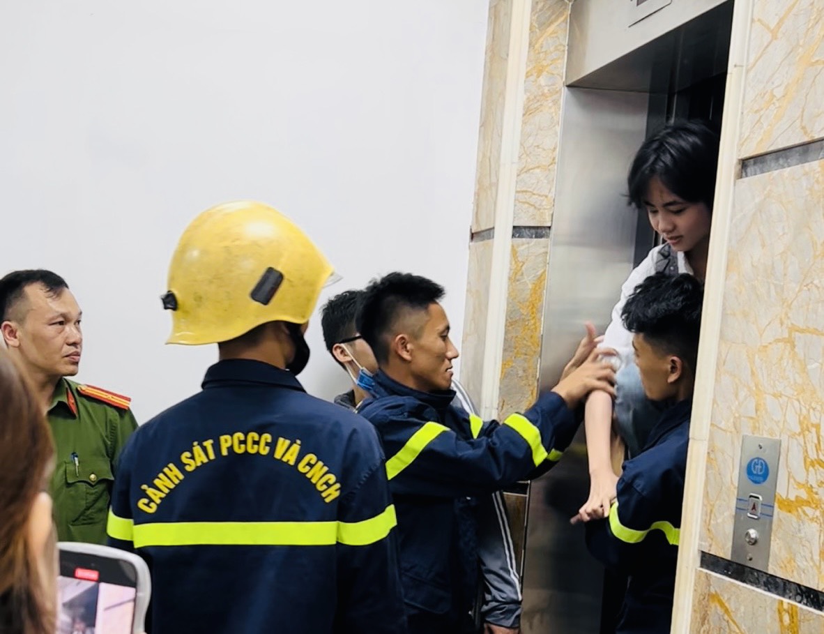 Kịp thời giải cứu 4 học sinh mắc kẹt trong thang máy - Ảnh 1.
