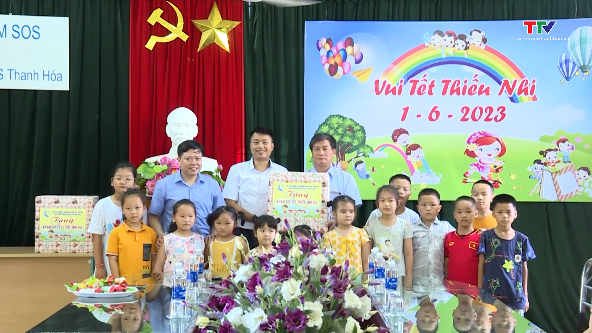 Sở Lao động, Thương binh và Xã hội tỉnh Thanh Hoá trao quà cho các cháu thiếu nhi nhân dịp 1/6 - Ảnh 2.