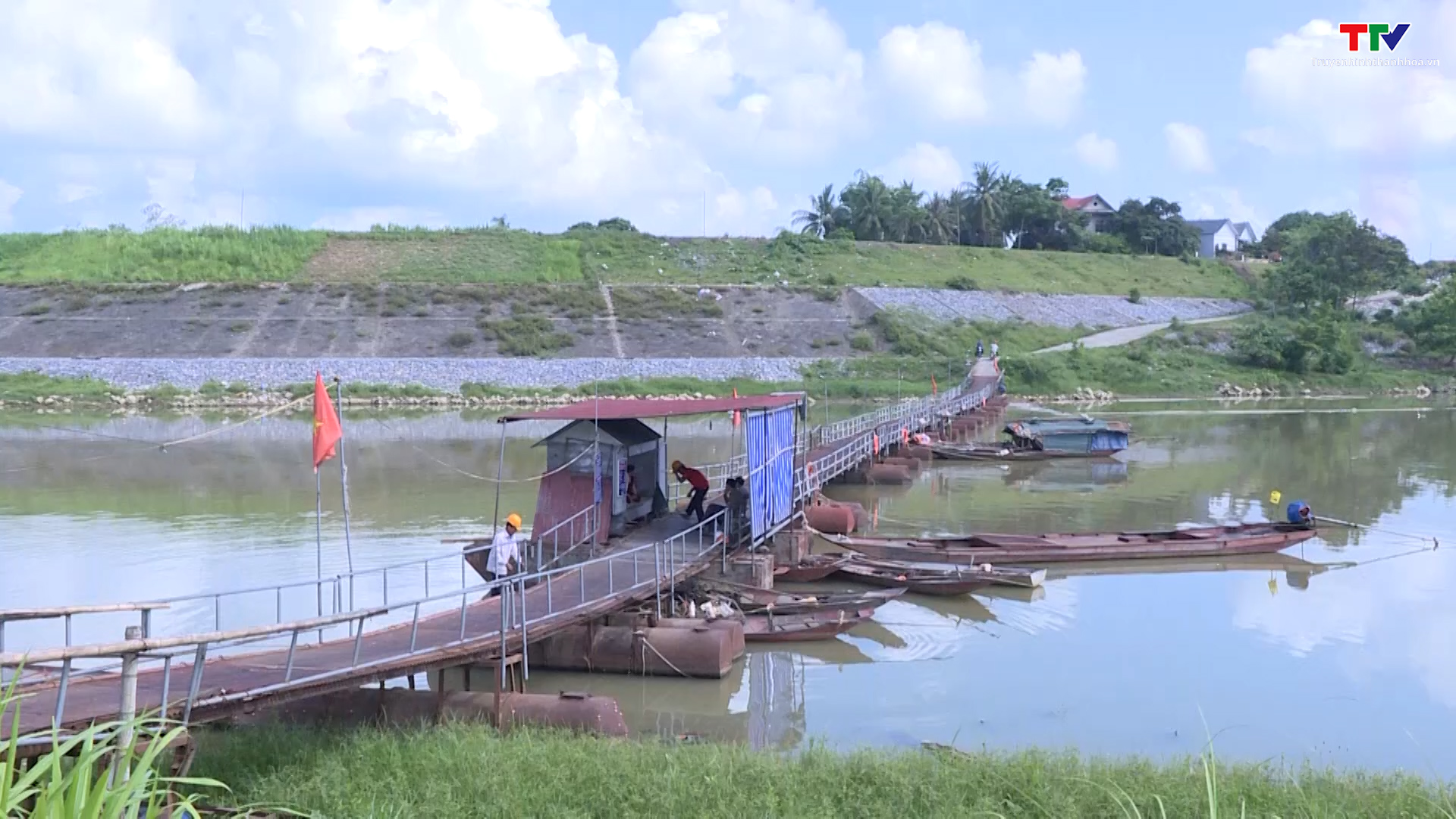 Huyện Thọ Xuân tăng cường đảm bảo an toàn tại các cầu phao - Ảnh 2.