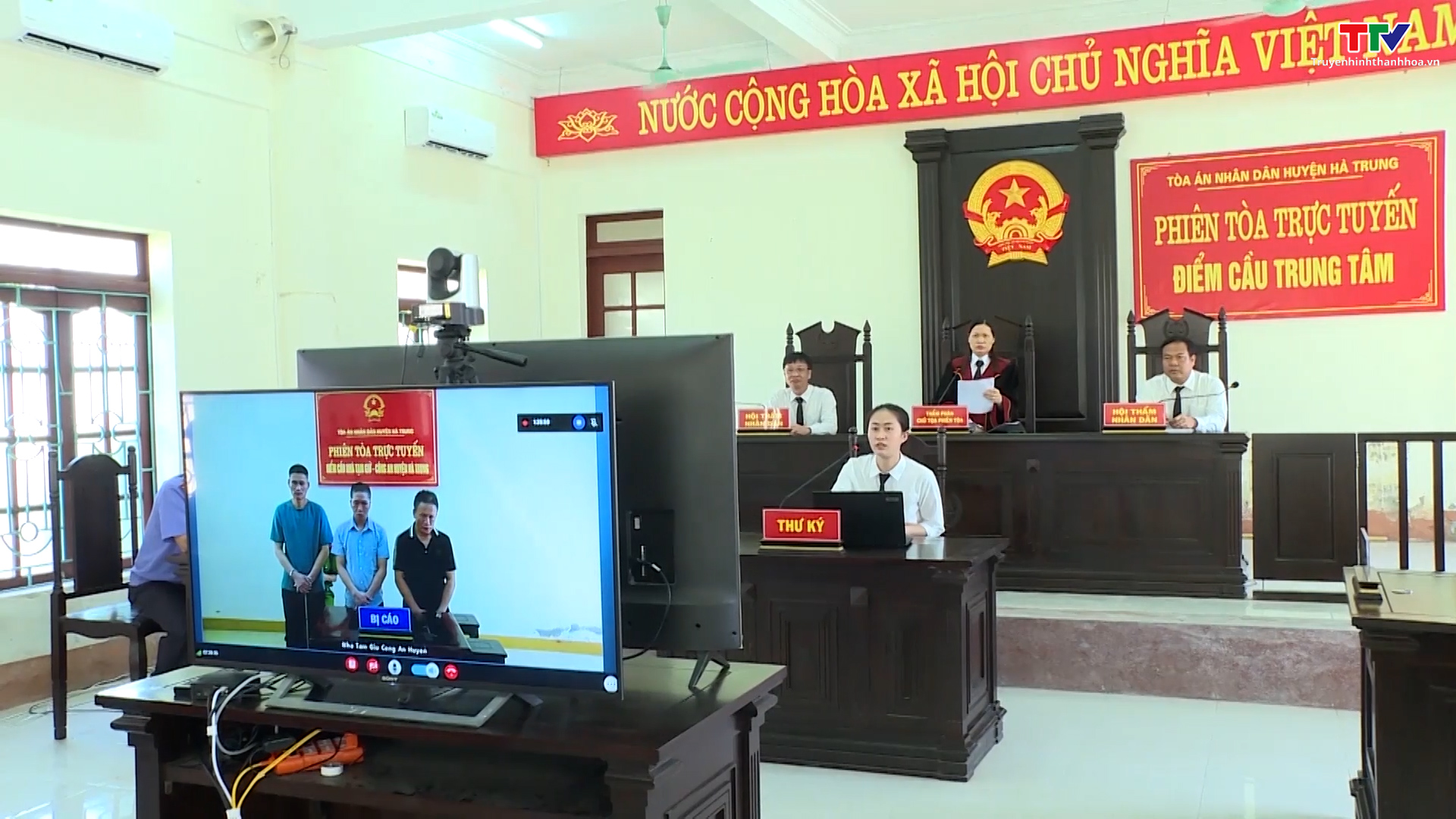 Tòa án Nhân dân huyện Hà Trung tổ chức phiên tòa xét xử trực tuyến - Ảnh 2.
