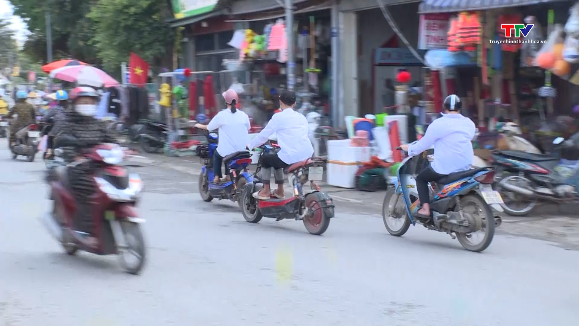 Công an huyện Triệu Sơn xử lý thanh thiếu niên, học sinh vi phạm trật tự an toàn giao thông  - Ảnh 2.