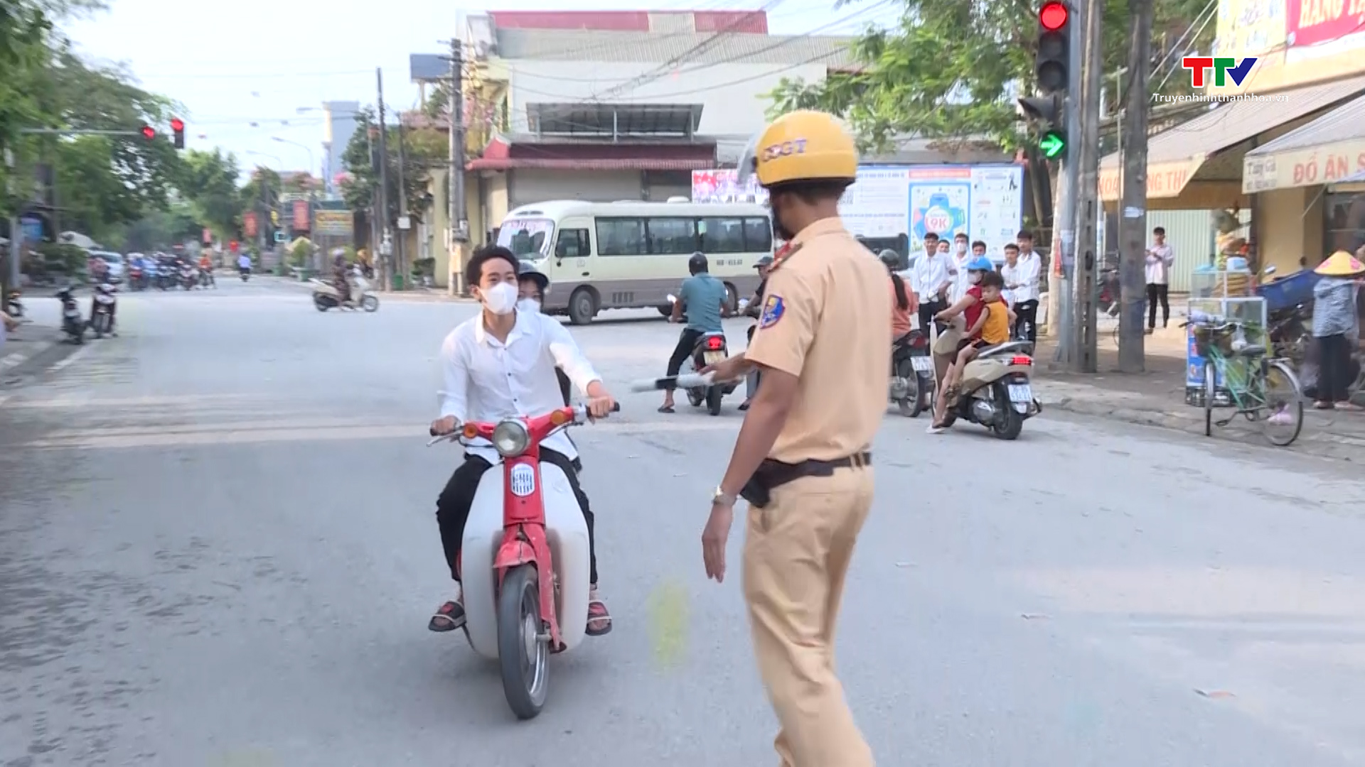 Công an huyện Triệu Sơn xử lý thanh thiếu niên, học sinh vi phạm trật tự an toàn giao thông  - Ảnh 4.