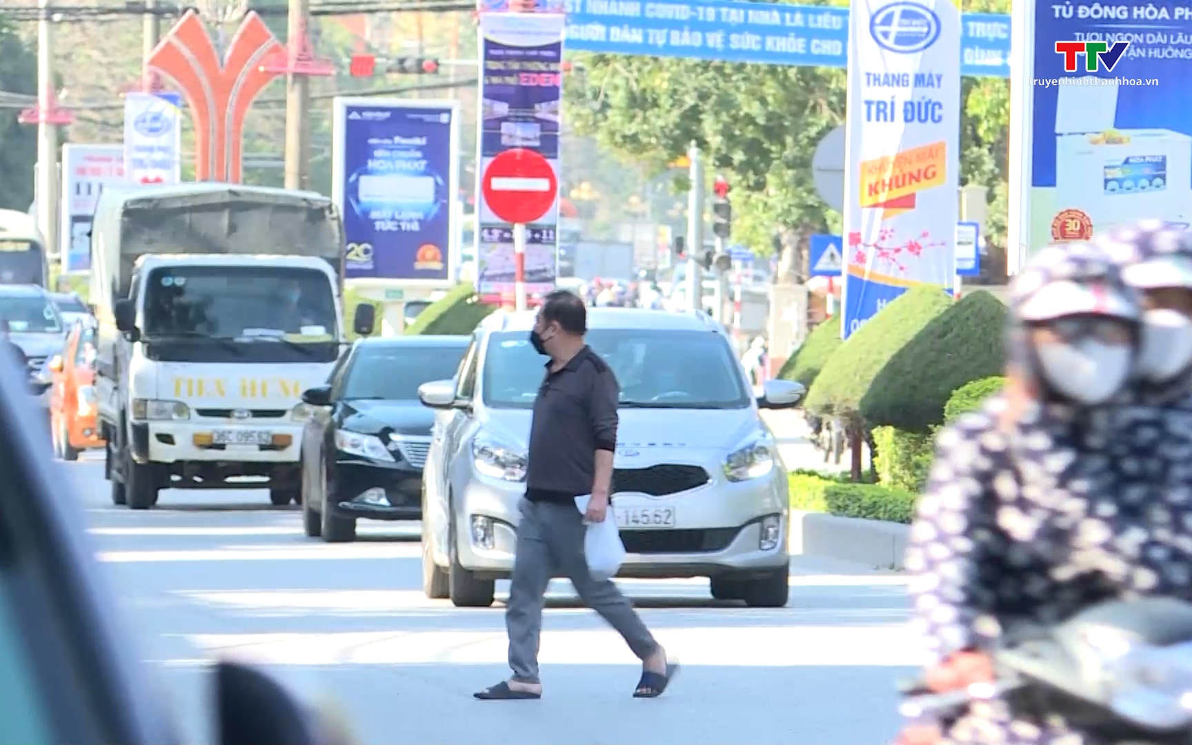 Cần xử lý nghiêm người đi bộ vi phạm quy định khi tham gia giao thông