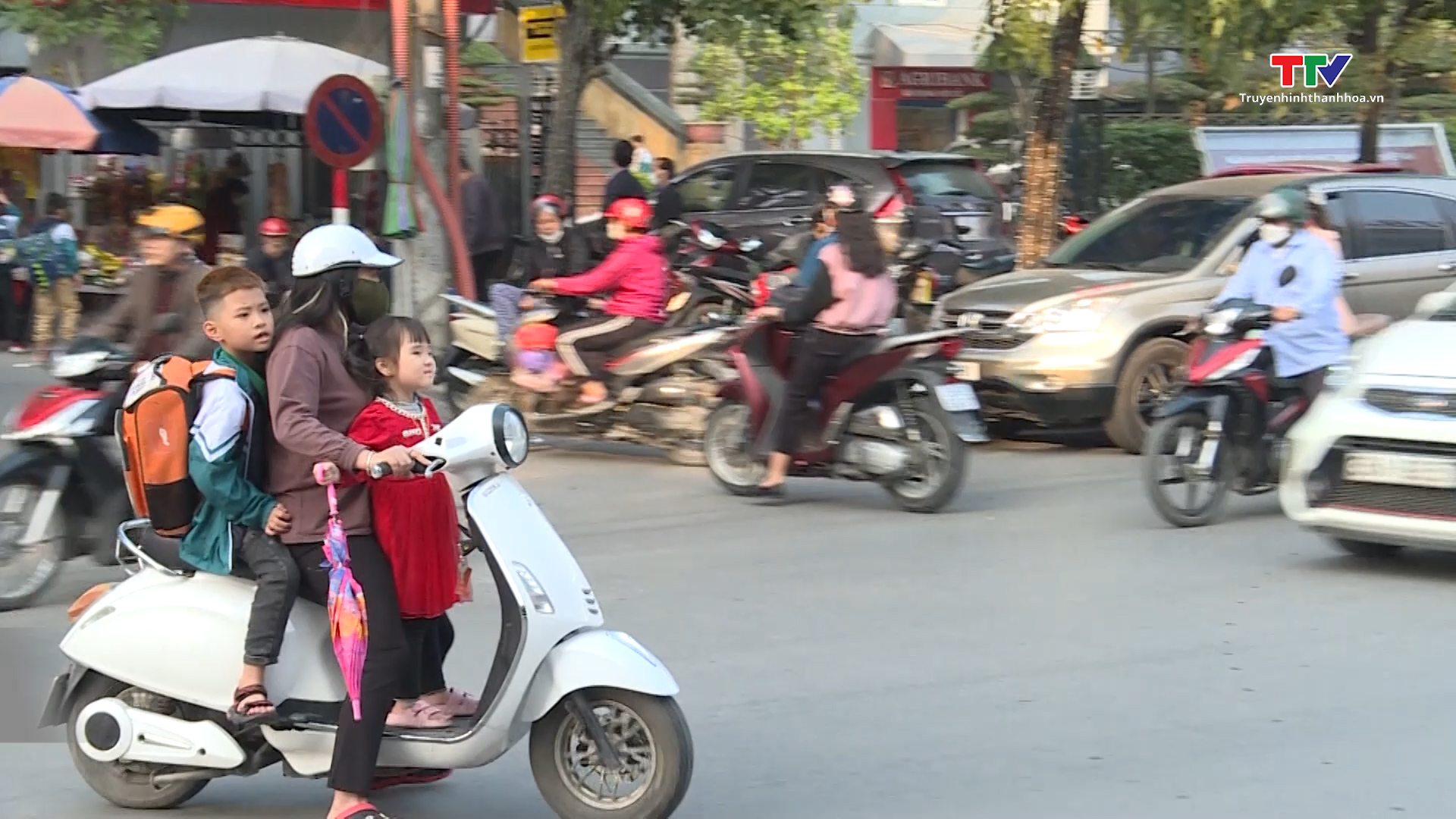 Cảnh báo mất an toàn giao thông khi để trẻ em ngồi trước người lái xe môtô, xe gắn máy - Ảnh 2.