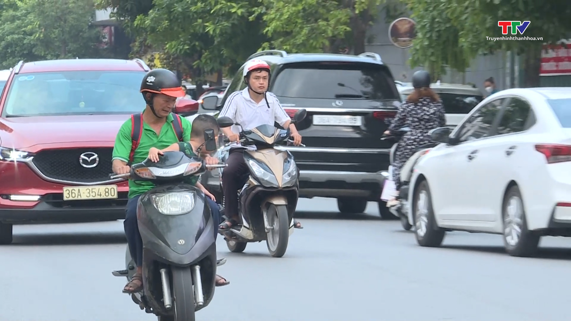 Cảnh báo mất an toàn giao thông khi để trẻ em ngồi trước người lái xe môtô, xe gắn máy - Ảnh 3.