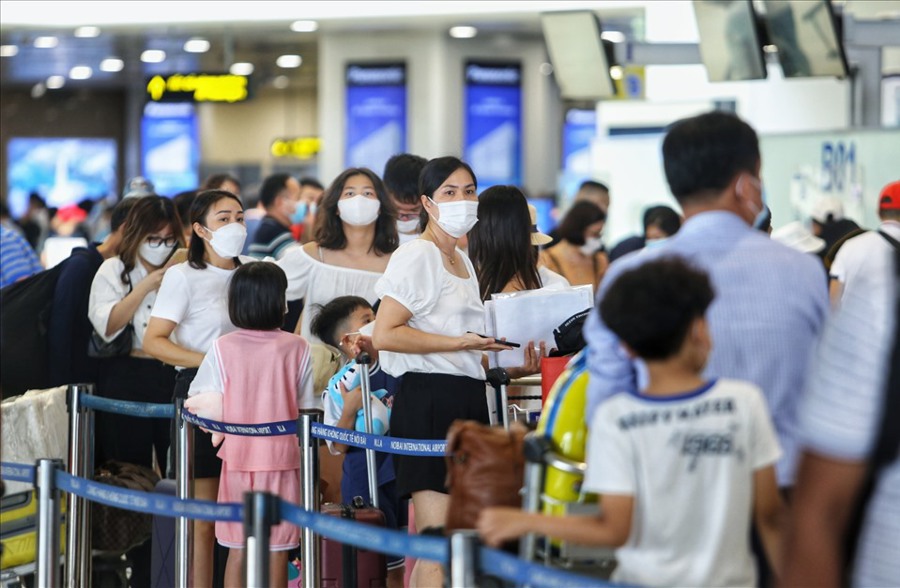Sân bay Nội Bài dự kiến đón gần 110.000 khách cao điểm hè - Ảnh 1.