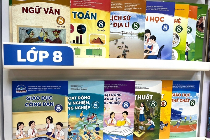 Giá sách giáo khoa lớp 4, 8, 11 của Nhà xuất bản Giáo Dục Việt Nam thấp hơn 4-6% so với năm trước - Ảnh 1.