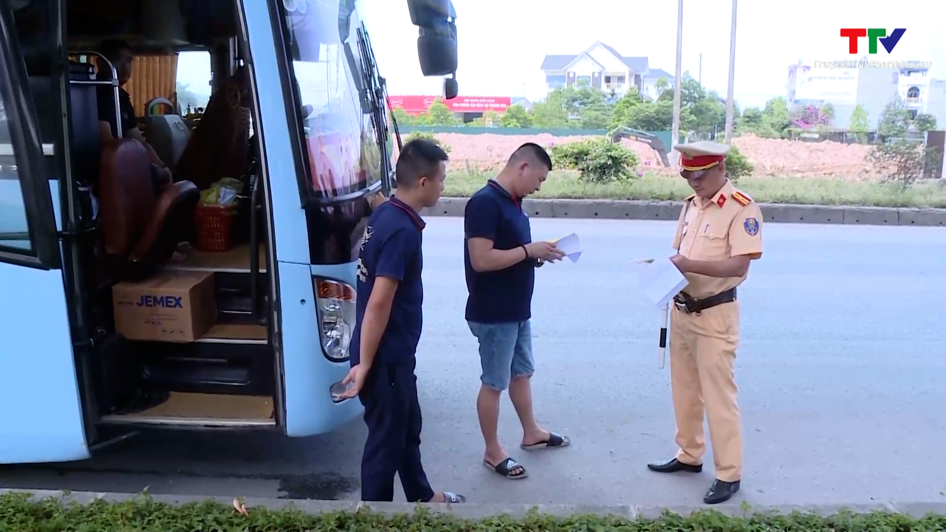 Công an thành phố Thanh Hoá xử lý xe ô tô khách dừng đỗ sai quy định - Ảnh 4.