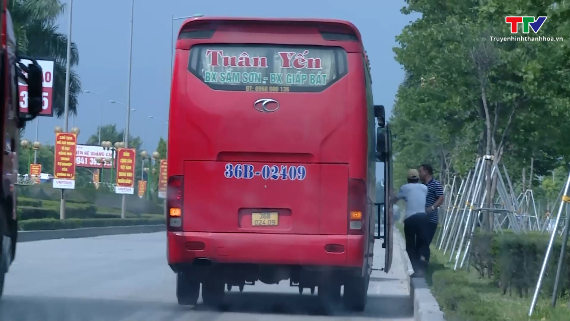 Công an thành phố Thanh Hoá xử lý xe ô tô khách dừng đỗ sai quy định - Ảnh 2.