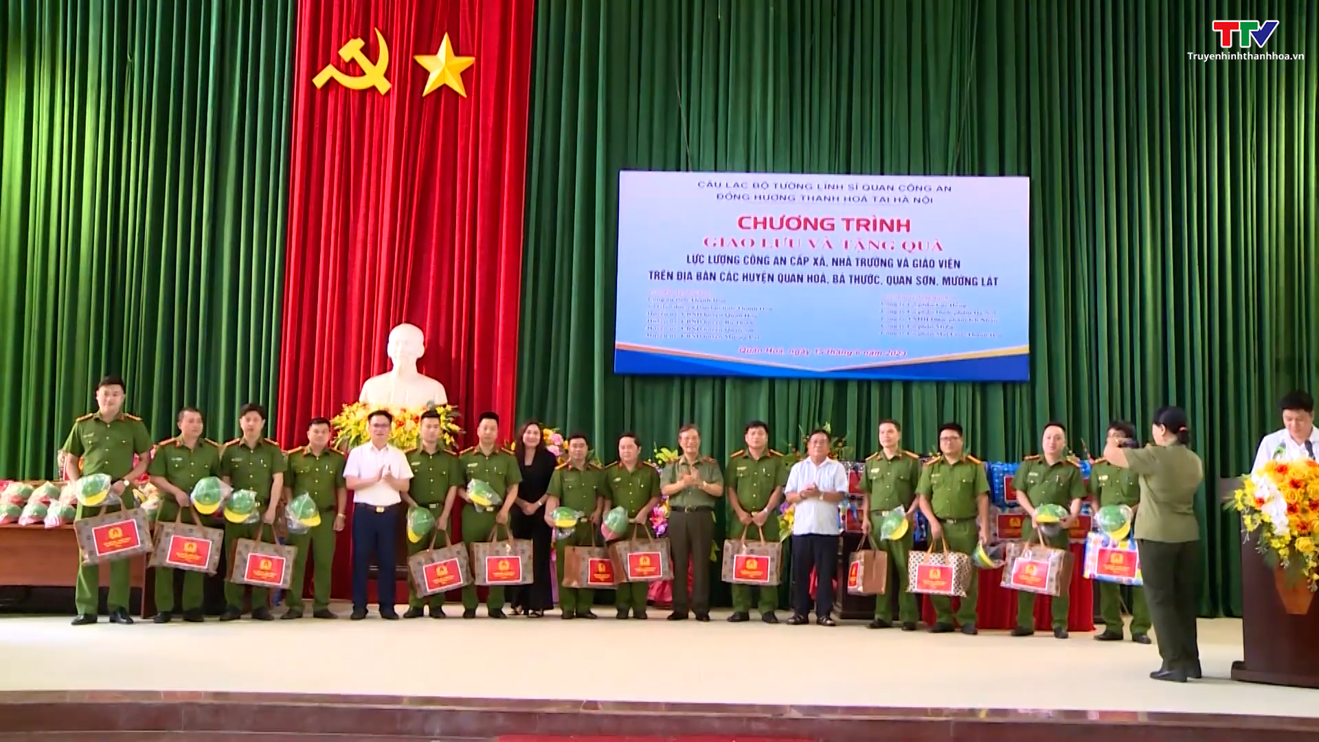 Câu lạc bộ Tướng lĩnh sĩ quan Công an đồng hương Thanh Hóa tại Hà Nội trao quà tại Thanh Hoá - Ảnh 2.