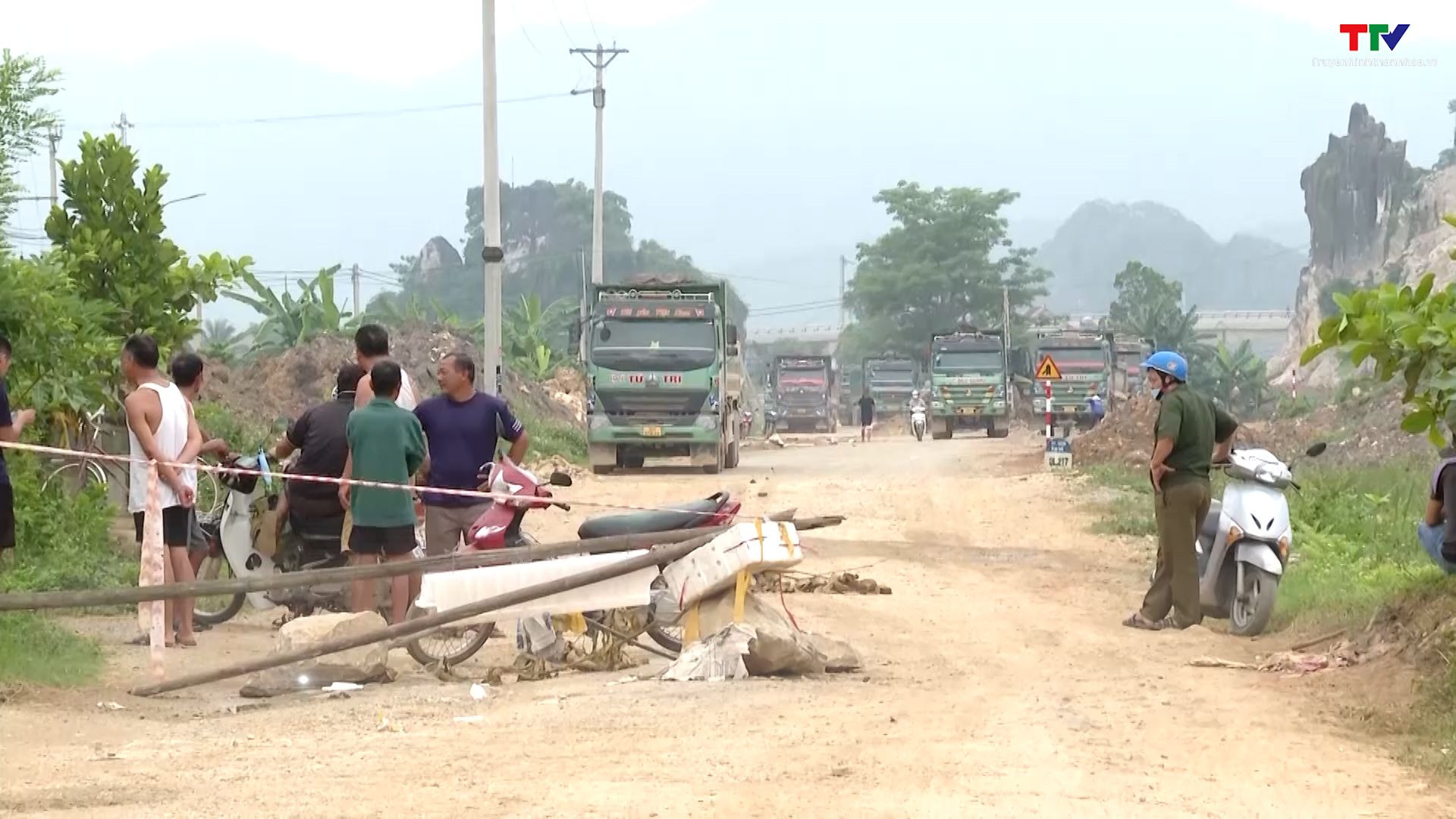 Tái diễn tình trạng xe có dấu hiệu chở hàng quá tải trọng trên địa bàn huyện Hà Trung - Ảnh 2.