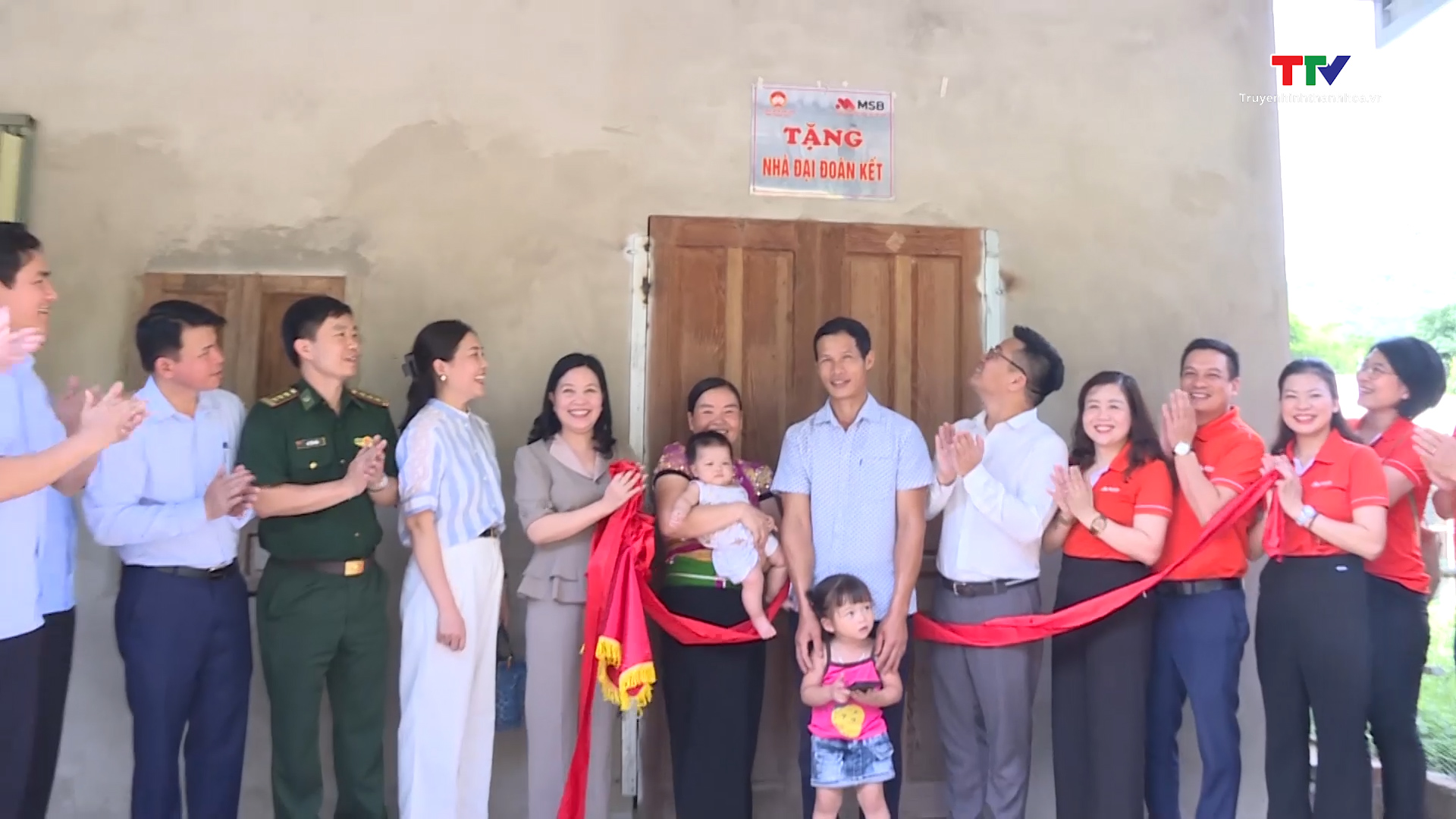 Bàn giao 100 căn nhà đại đoàn kết cho các hộ nghèo huyện Mường Lát - Ảnh 2.