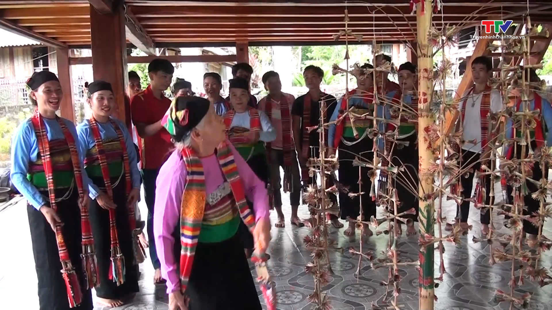 Lớp truyền dạy dân ca, dân vũ, dân nhạc truyền thống dân tộc Mường tại huyện Ngọc Lặc năm 2023 - Ảnh 2.