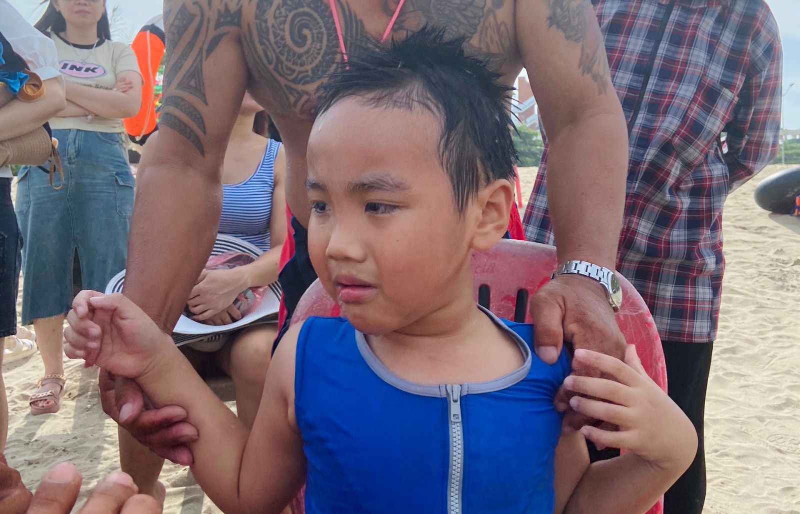 Giải cứu cháu bé 6 tuổi thoát khỏi nguy cơ đuối nước - Ảnh 1.