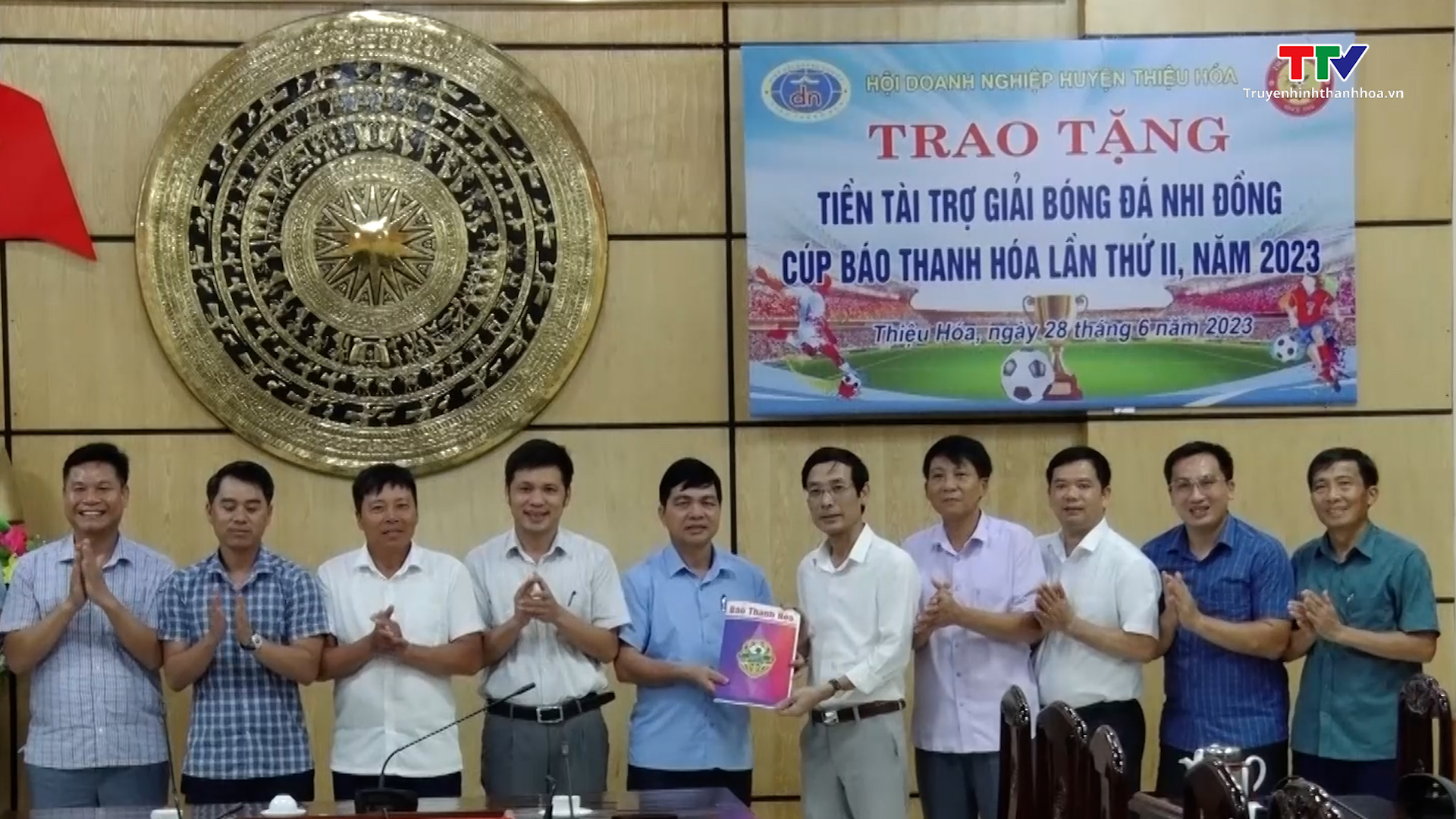Trao tiền tài trợ cho Giải bóng đá Nhi đồng Cúp Báo Thanh Hóa lần thứ hai - năm 2023 - Ảnh 3.