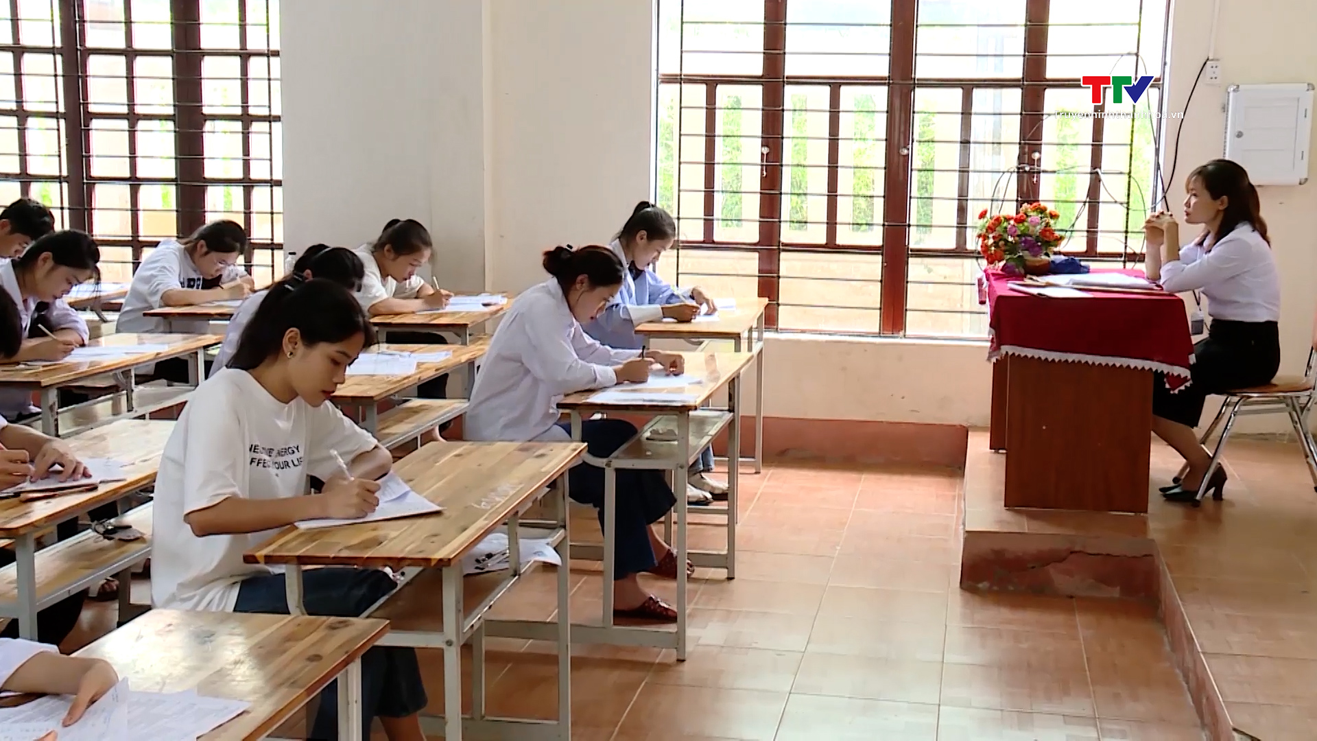 Thanh Hoá: Thí sinh hoàn thành bài thi đầu tiên môn Ngữ văn kỳ thi tốt nghiệp THPT năm 2023  - Ảnh 2.