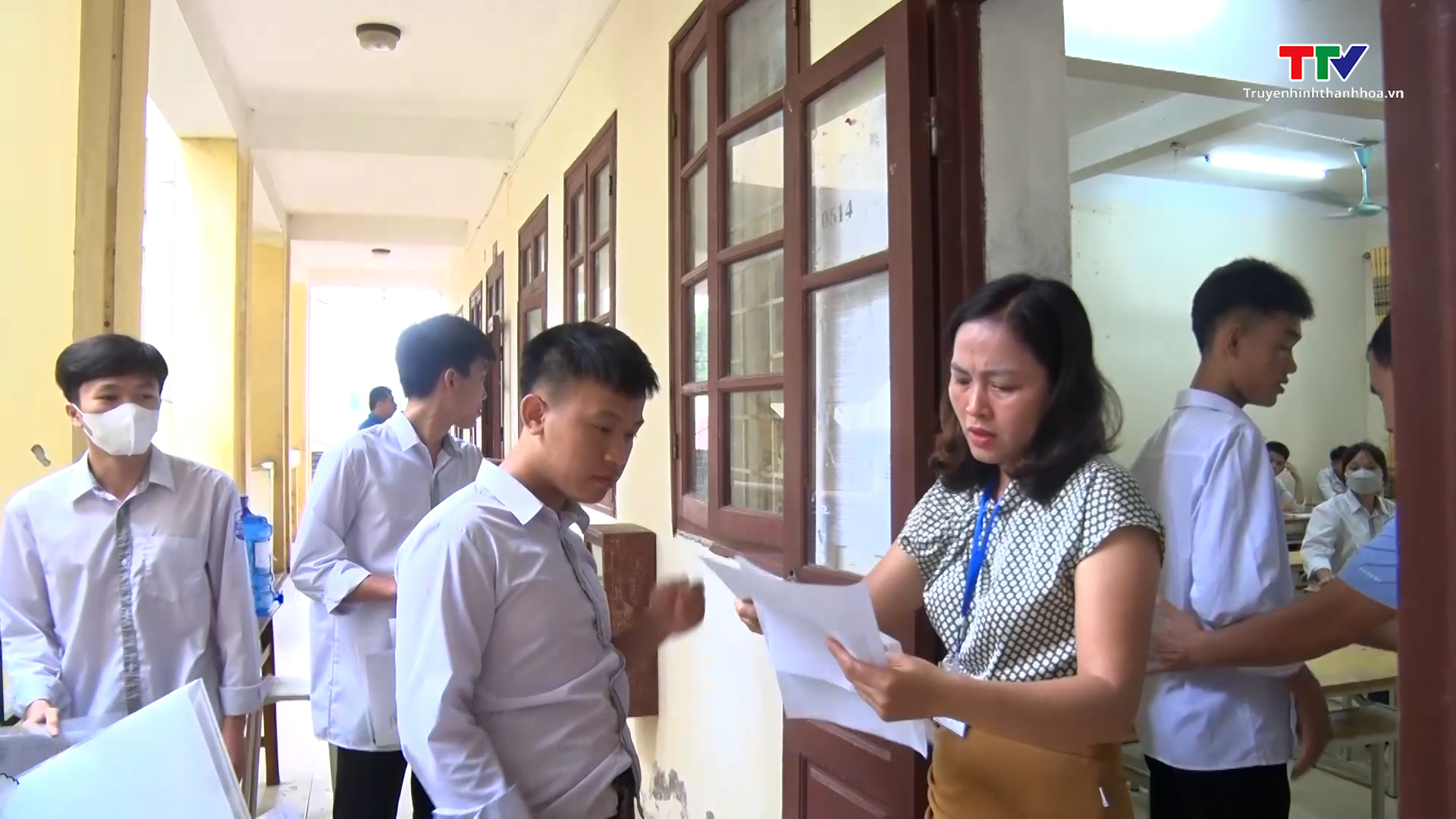 Gần 1.000 thí sinh của huyện Cẩm Thủy bước vào ngày thi đầu tiên - Ảnh 1.