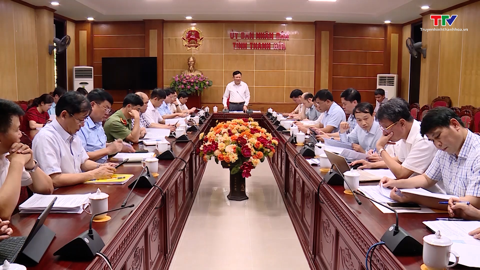 Phó Chủ tịch Thường trực UBND tỉnh Nguyễn Văn Thi nghe báo cáo chương trình phát triển Khu Kinh tế Nghi Sơn và các khu công nghiệp - Ảnh 1.