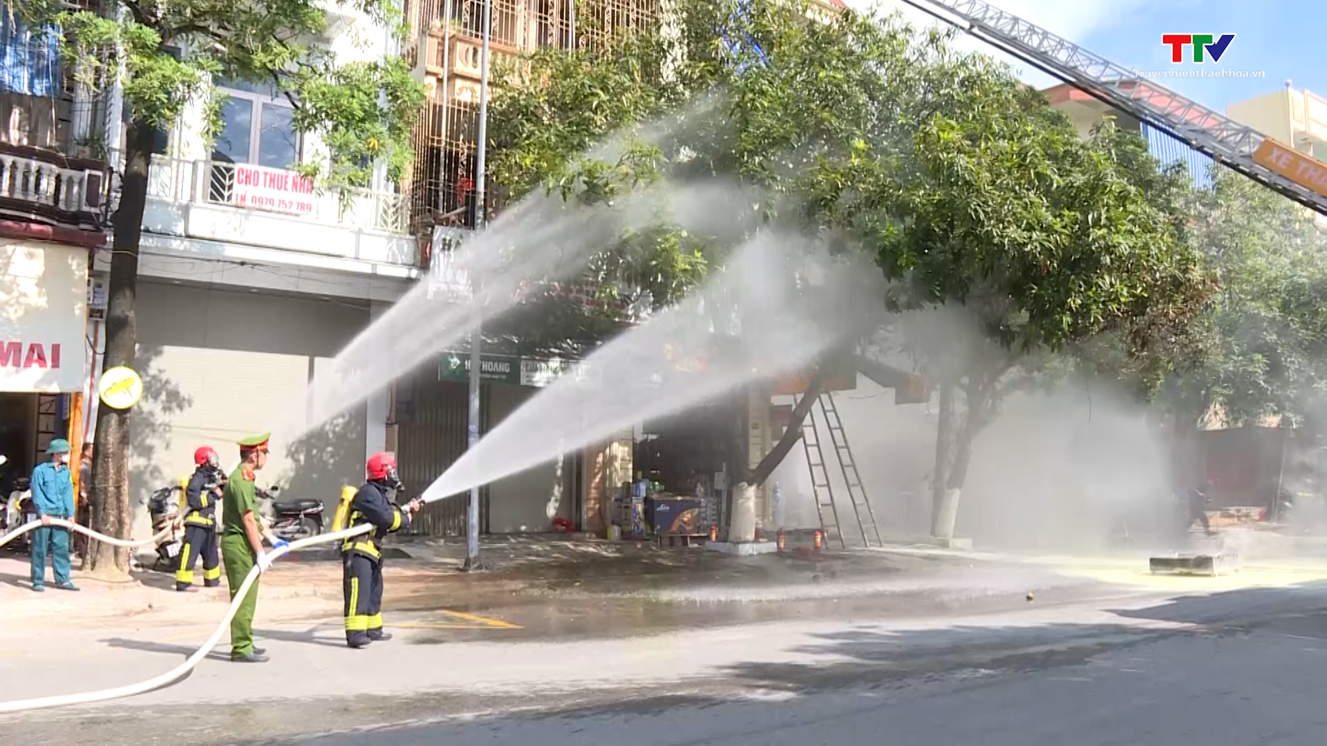 Diễn tập phương án chữa cháy và cứu nạn cứu hộ tại khu dân cư đường Lê Hữu Lập, thành phố Thanh Hóa - Ảnh 2.