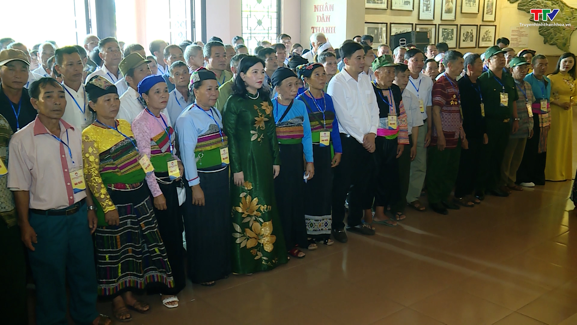 Đoàn đại biểu người có uy tín tiêu biểu trong đồng bào dân tộc thiểu số tỉnh Thanh Hóa dâng hương tại Khu văn hóa tưởng niệm Chủ tịch Hồ Chí Minh - Ảnh 2.