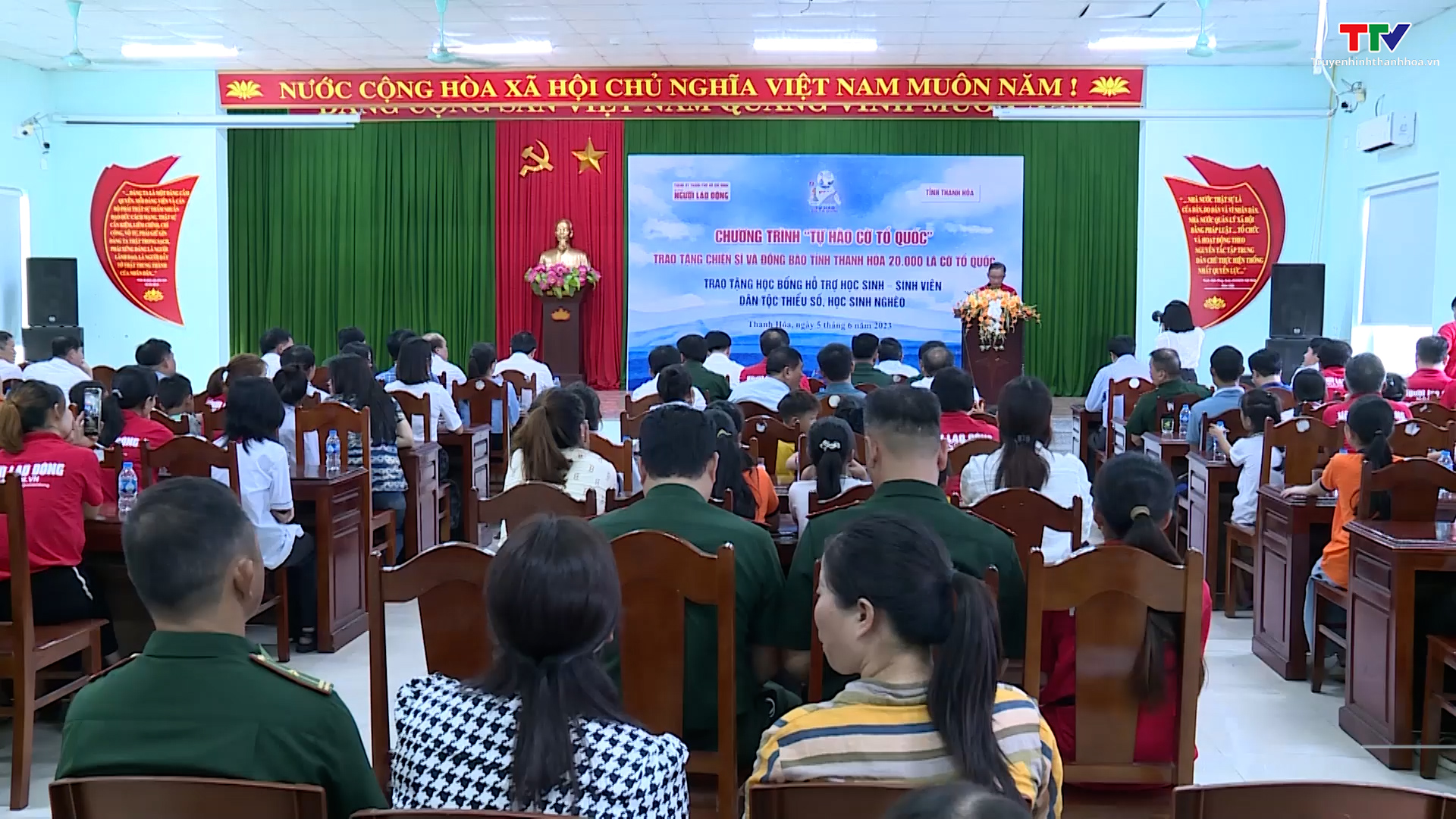 Báo Người lao động trao tặng 20.000 lá cờ Tổ quốc cho tỉnh Thanh Hóa - Ảnh 2.