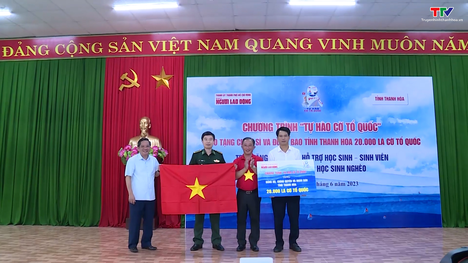 Báo Người lao động trao tặng 20.000 lá cờ Tổ quốc cho tỉnh Thanh Hóa - Ảnh 4.