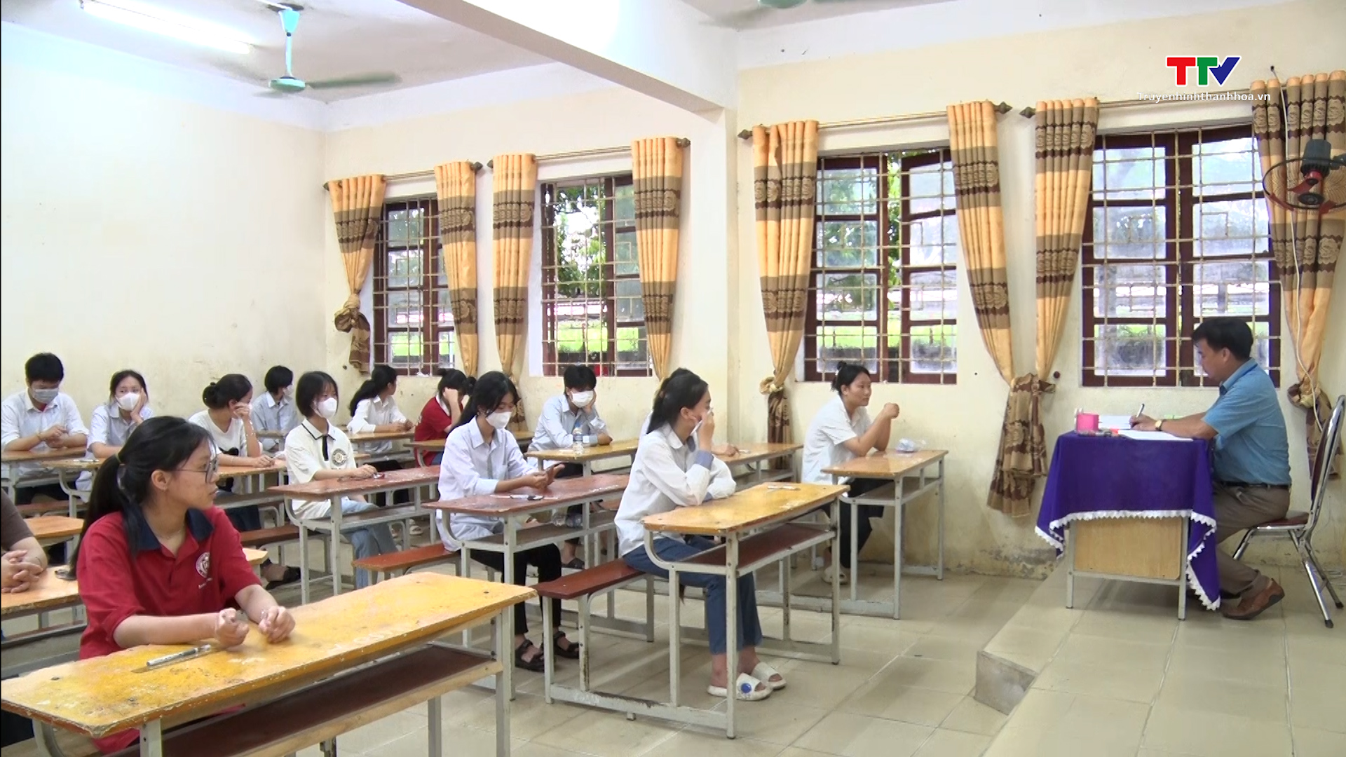 Hơn 1.000 thi sinh huyện Cẩm Thủy bước vào ngày thi đầu tiên - Ảnh 2.