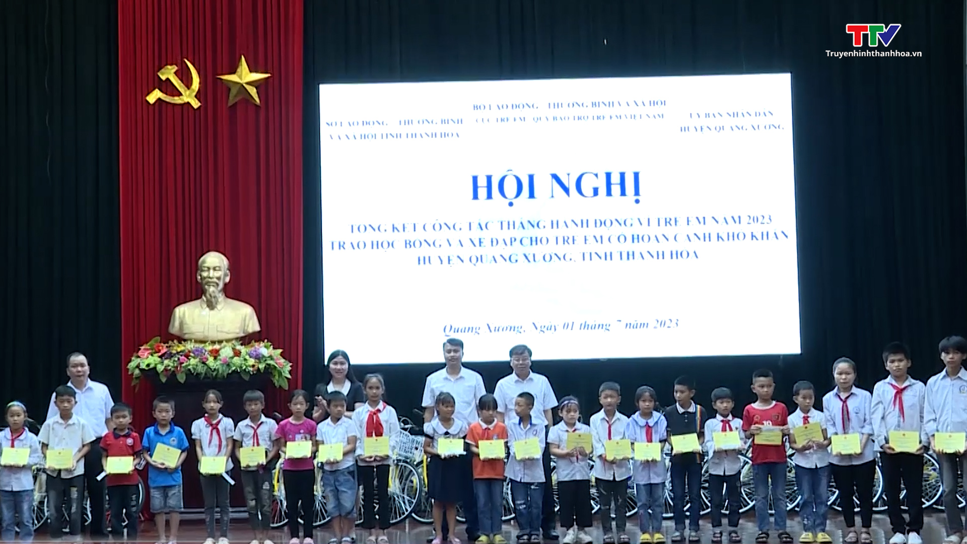 Trao học bổng và xe đạp cho trẻ em có hoàn cảnh khó khăn huyện Quảng Xương
 - Ảnh 2.