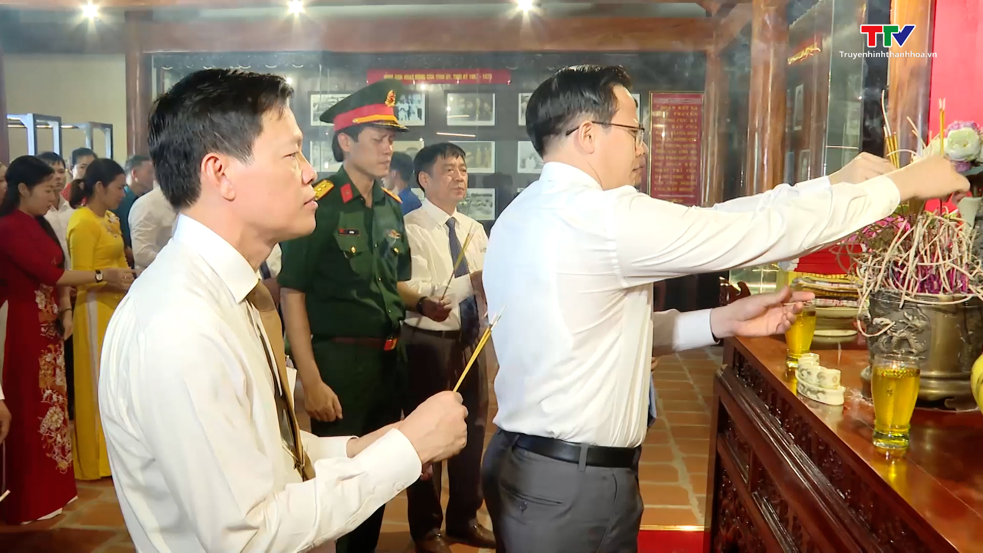 Dâng hương kỉ niệm 93 năm ngày thành lập Đảng bộ huyện Thiệu Hóa - Ảnh 4.