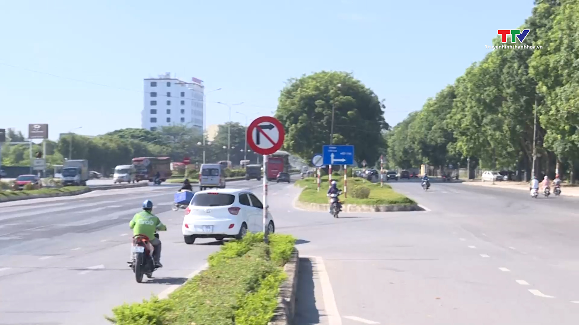 Công an thành phố Thanh Hoá xử lý nghiêm các hành vi vi phạm quay đầu xe và rẽ phải khi có biển cấm - Ảnh 2.