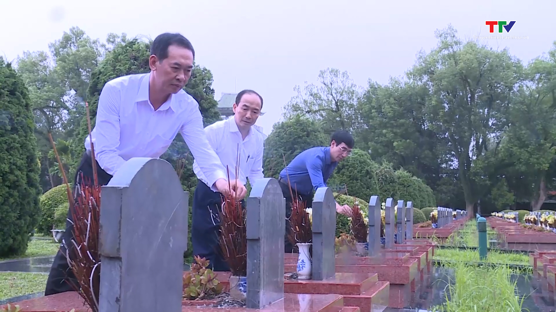 Đoàn công tác của tỉnh Thanh Hóa viếng các nghĩa trang liệt sĩ tại tỉnh Điện Biên - Ảnh 3.