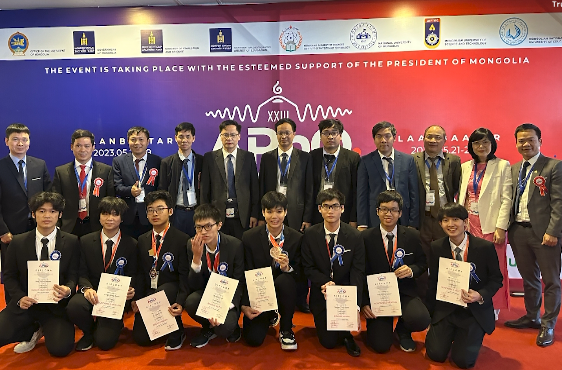 Học sinh Trường THPT Chuyên Lam Sơn, Thanh Hóa đoạt Huy chương Bạc tại Kỳ thi Olympic Vật lý quốc tế năm 2023 - Ảnh 2.