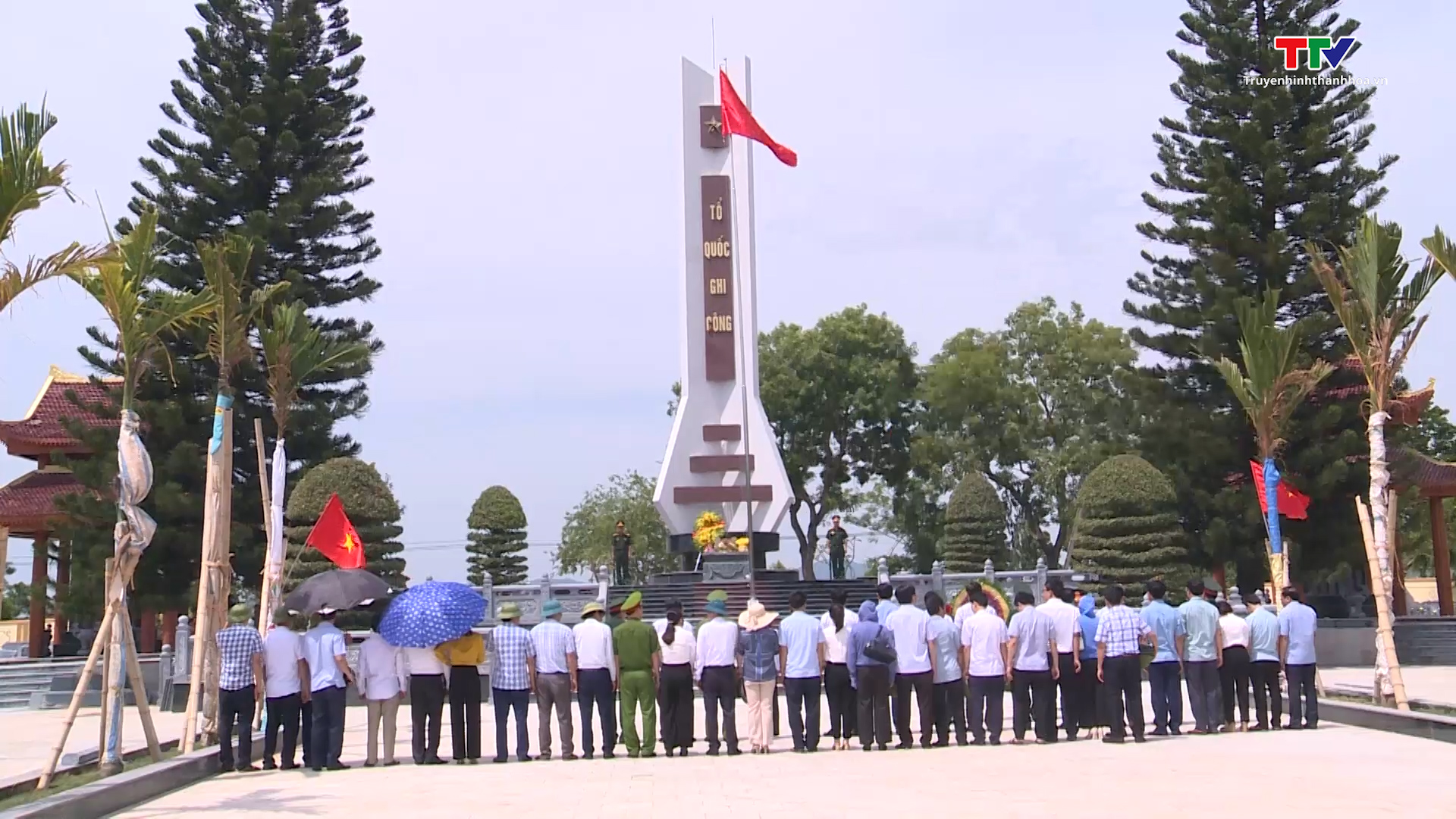 Phó Chủ tịch UBND tỉnh Lê Đức Giang viếng nghĩa trang liệt sỹ và thăm, tặng quà gia đình chính sách tại huyện Yên Định - Ảnh 2.