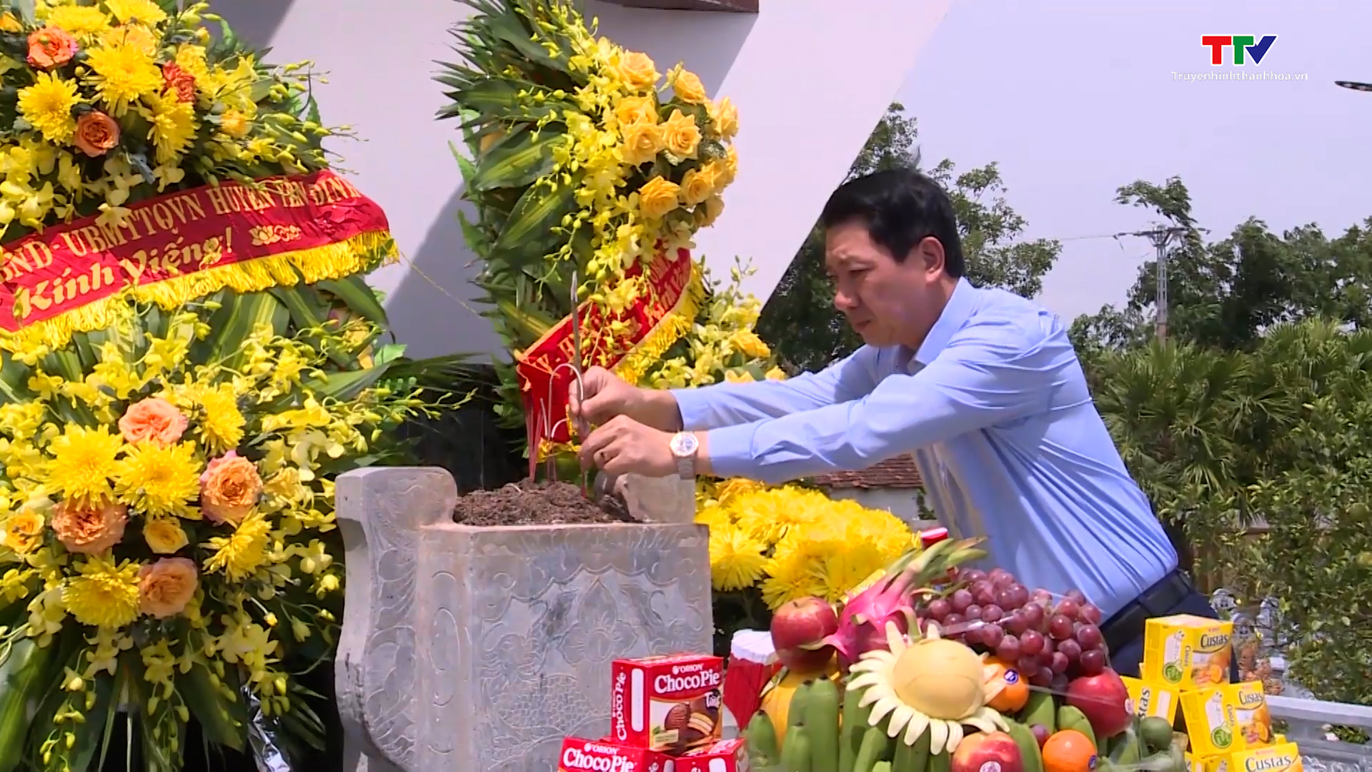 Phó Chủ tịch UBND tỉnh Lê Đức Giang viếng nghĩa trang liệt sỹ và thăm, tặng quà gia đình chính sách tại huyện Yên Định - Ảnh 3.